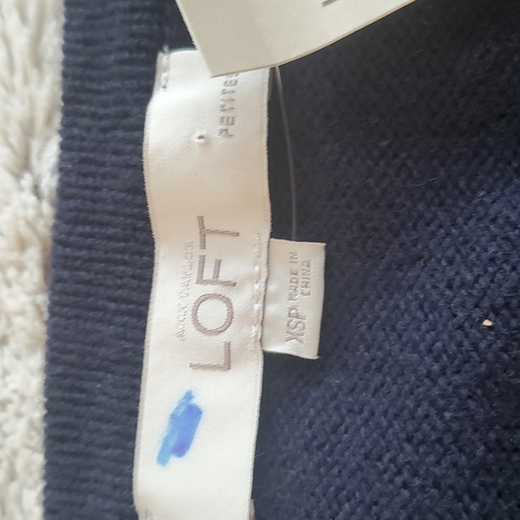 Ann Taylor LOFT Petites Navy Tied VNeck Long Sleeve Lighter Sweater Size XSP NWT - Picture 2 of 6